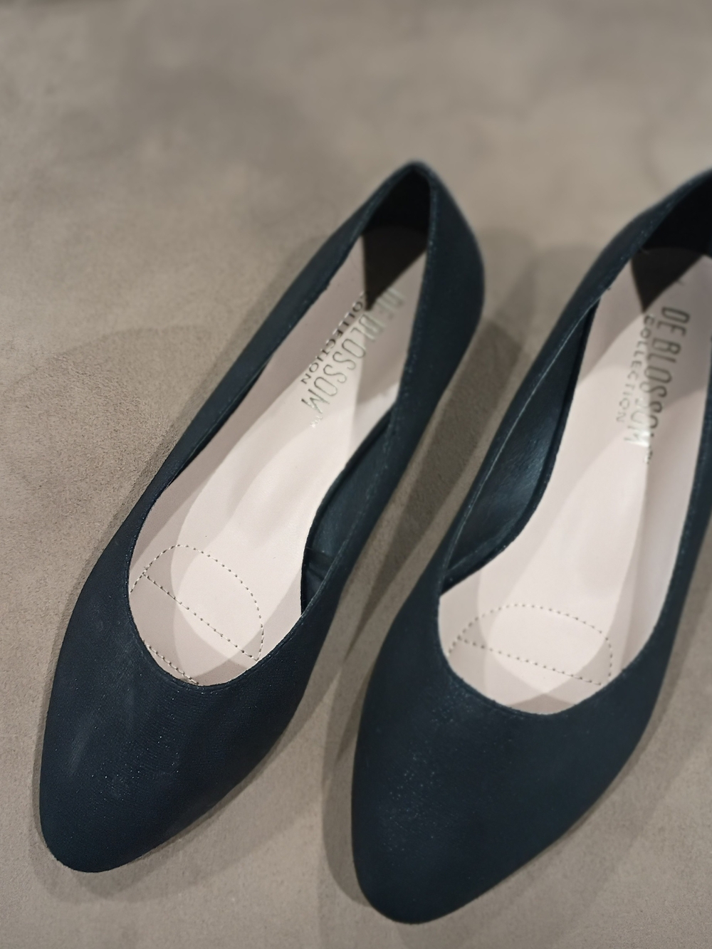 De Blossom Collection Women's Black Shimmer Pointed-Toe Flats